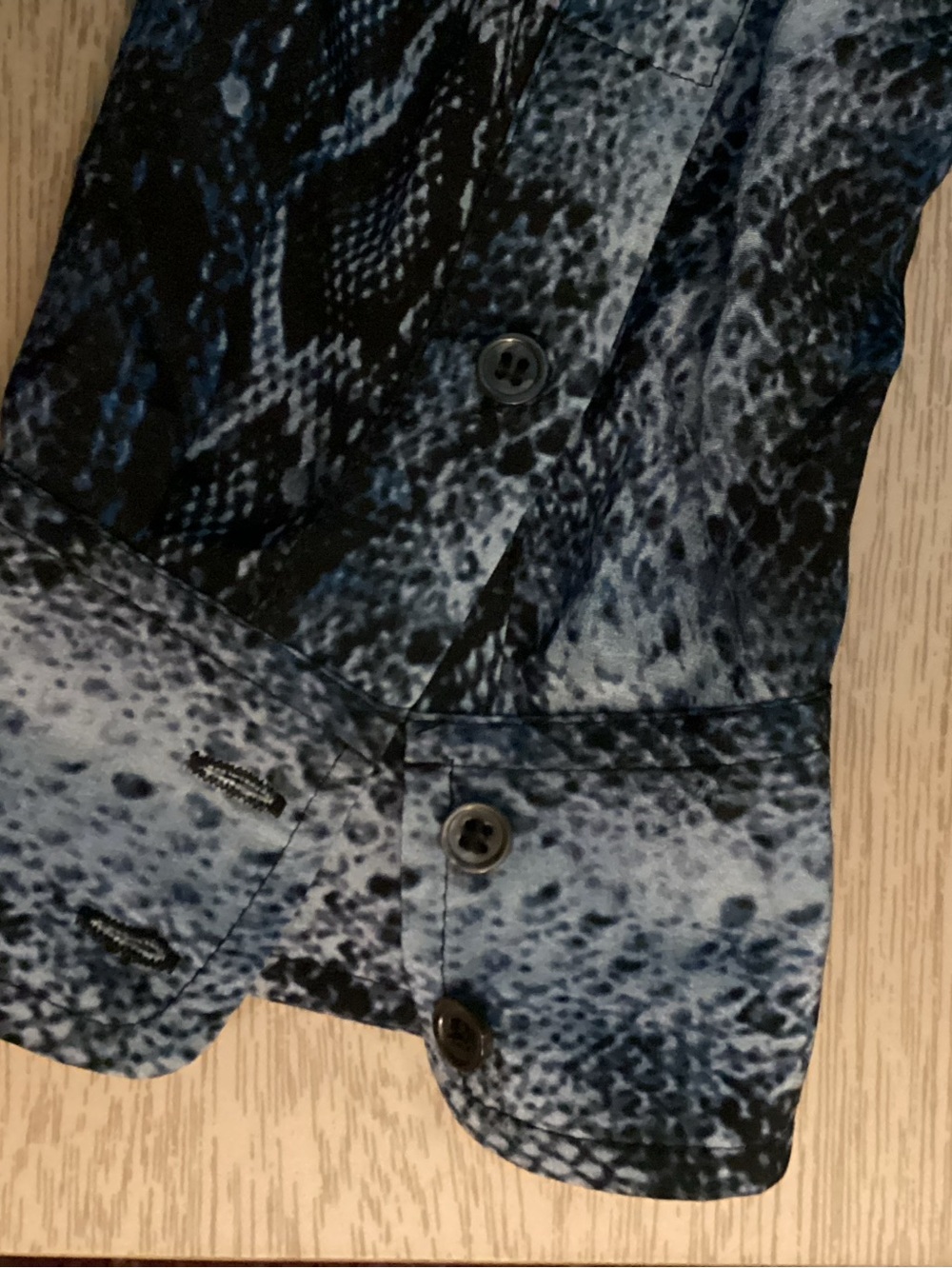 Joe Fresh 100% Silk Snakeskin Pattern Button Up Shirt Size XL EUC - Picture 4 of 9